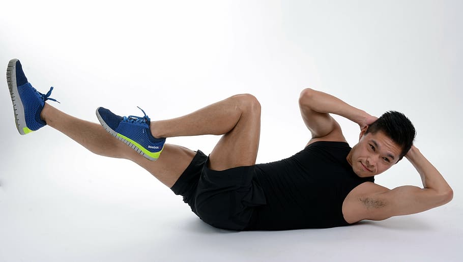 A man doing bicycle crunches